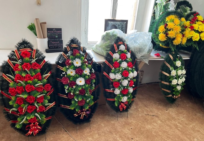 Венки из живых и искусственных цветов с быстрой доставкой Москва